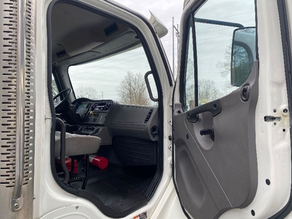 Beverage Truck-Light and Medium Duty Trucks-Freightliner-2018-M2-Blountville-TN-126,777\n\t\tmiles-$ 36,250 - Image 17