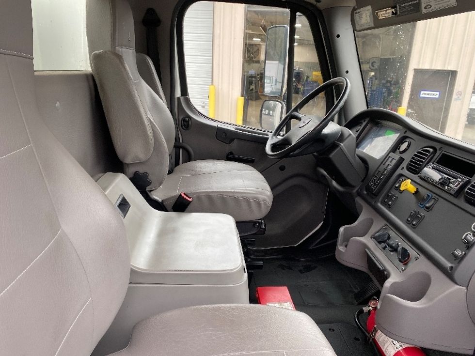 Beverage Truck-Light and Medium Duty Trucks-Freightliner-2018-M2-Cleveland-TN-122,626\n\t\tmiles-$ 36,500 - Image 17