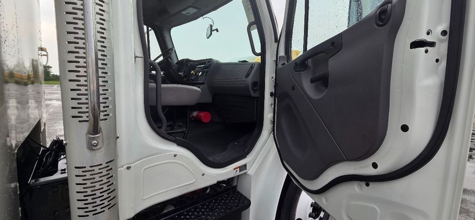 Beverage Truck-Light and Medium Duty Trucks-Freightliner-2019-M2-Middlefield-OH-192,113\n\t\tmiles-$ 41,250 - Image 15