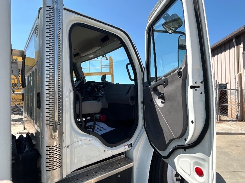 Beverage Truck-Light and Medium Duty Trucks-Freightliner-2022-M2-Dallas-TX-223,192\n\t\tmiles-$ 44,000 - Image 20
