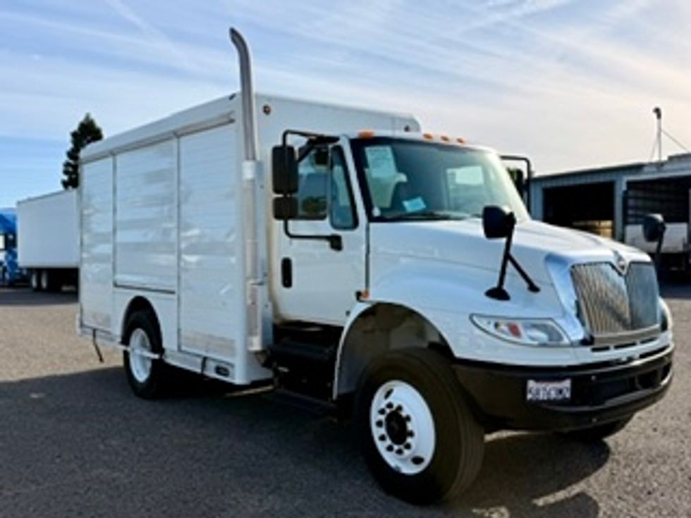 Beverage Truck-Light and Medium Duty Trucks-International-2019-4300-Stockton-CA-27,130\n\t\tmiles-$ 44,000 - Image 1