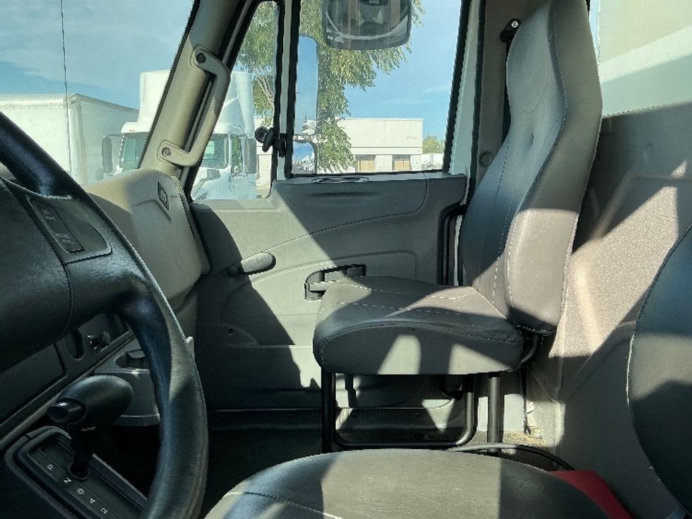 Beverage Truck-Light and Medium Duty Trucks-International-2019-4300-Stockton-CA-27,130\n\t\tmiles-$ 44,000 - Image 9