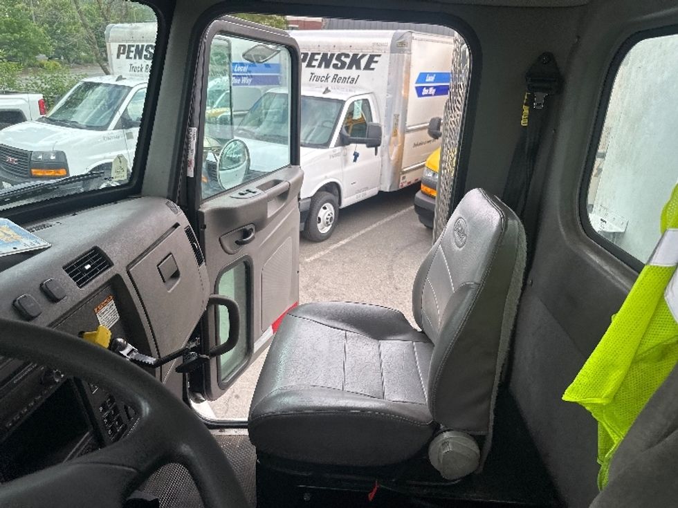 Beverage Truck-Light and Medium Duty Trucks-Peterbilt-2016-337-Sterling-VA-193,622\n\t\tmiles-$ 33,750 - Image 14