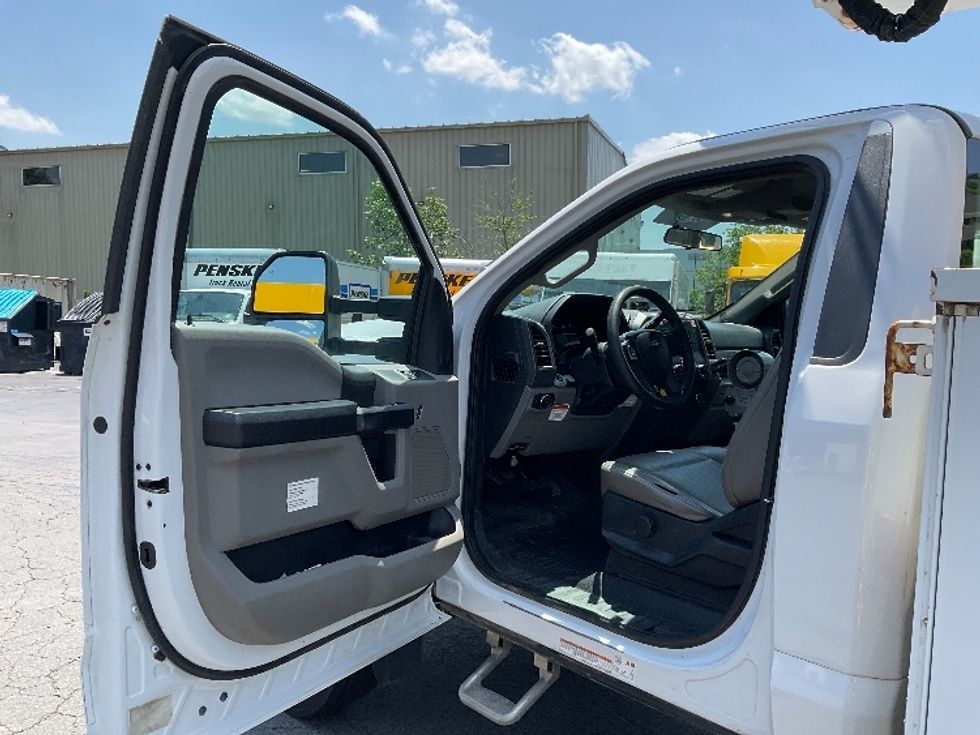 2017 Ford F-550 photo 11