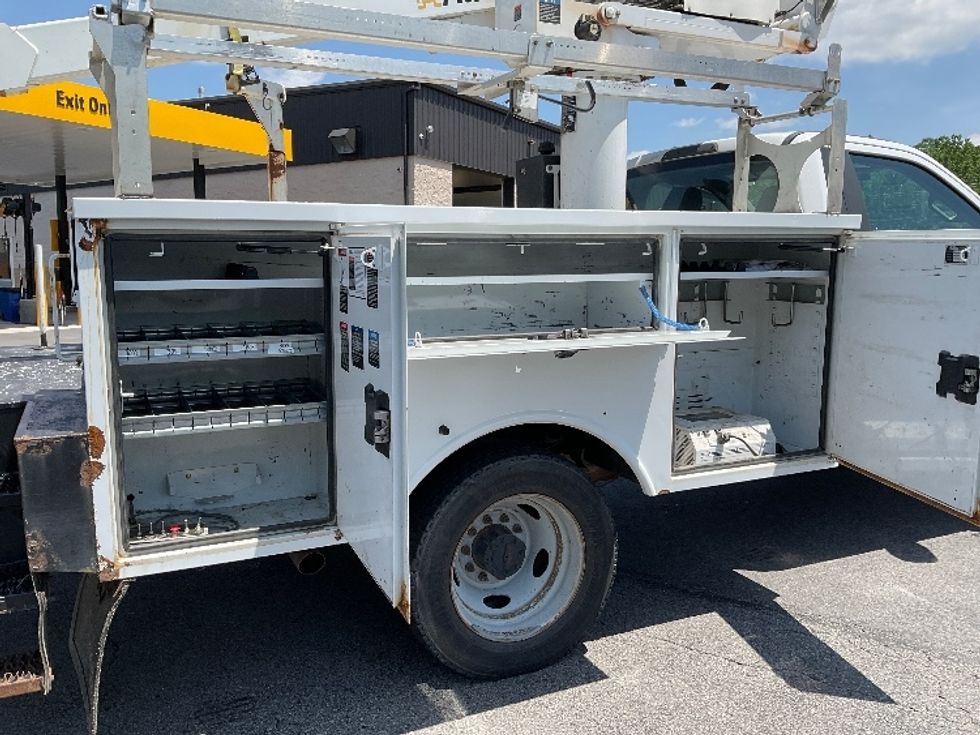 2017 Ford F-550 photo 8