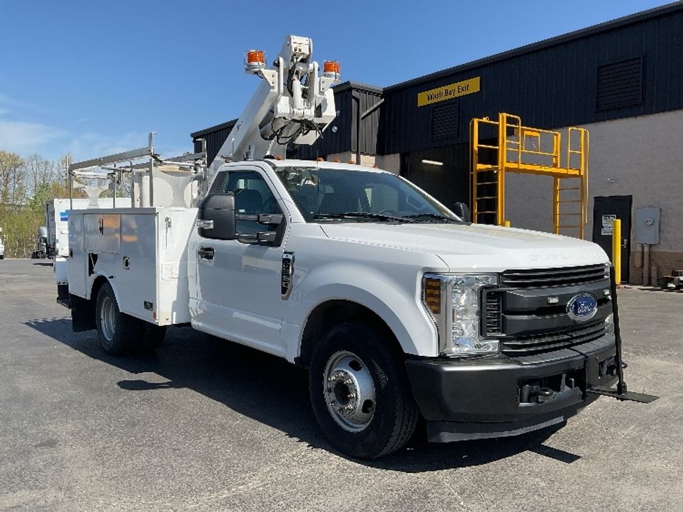 2017 Ford F-550 photo 18