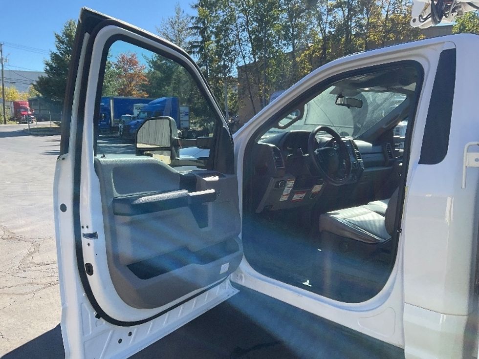Bucket Truck-Specialized Equipment-Ford-2019-F350-York-PA-84,807\n\t\tmiles-$ 49,000 - Image 12