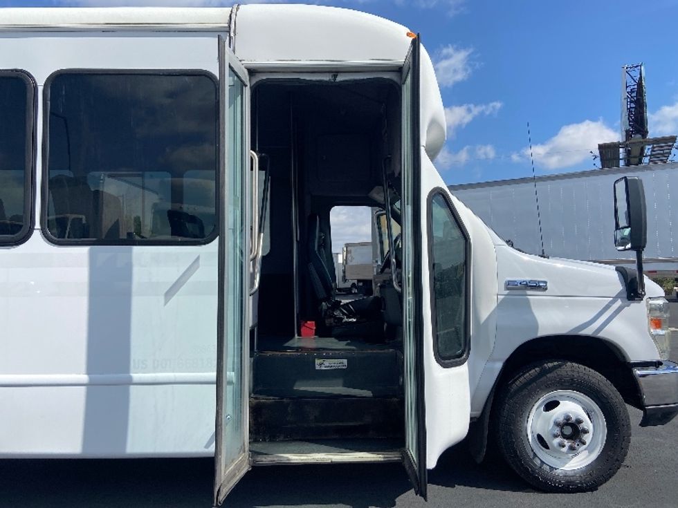 Bus-Alternative Fuel Trucks & Tractors-Ford-2018-E450-Indianapolis-IN-23,468\n\t\tmiles-$ 49,500 - Image 19