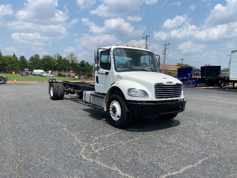 Cab and Chassis Truck-Light and Medium Duty Trucks-Freightliner-2015-M2-Charlotte-NC-88,760\n\t\tmiles-$ 38,250 - Image 1
