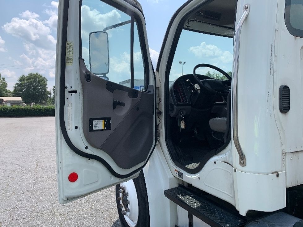 Cab and Chassis Truck-Light and Medium Duty Trucks-Freightliner-2015-M2-Charlotte-NC-88,760\n\t\tmiles-$ 38,250 - Image 11