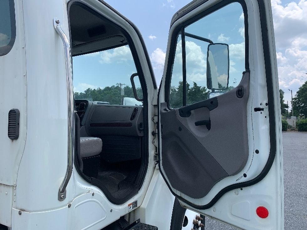 Cab and Chassis Truck-Light and Medium Duty Trucks-Freightliner-2015-M2-Charlotte-NC-88,760\n\t\tmiles-$ 38,250 - Image 15