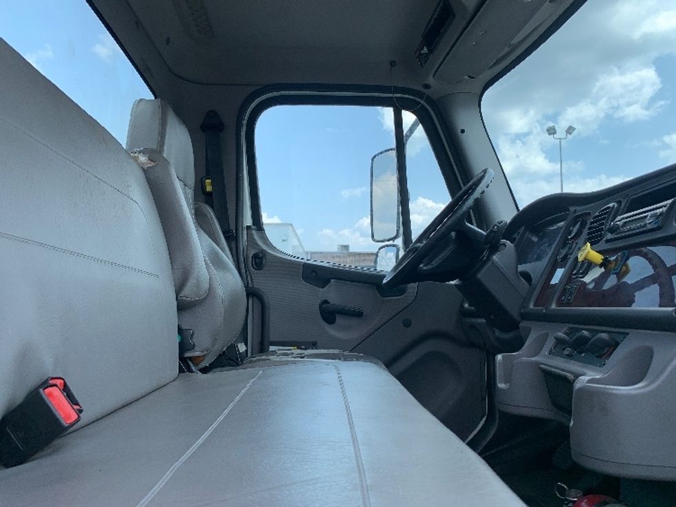 Cab and Chassis Truck-Light and Medium Duty Trucks-Freightliner-2015-M2-Charlotte-NC-88,760\n\t\tmiles-$ 38,250 - Image 17