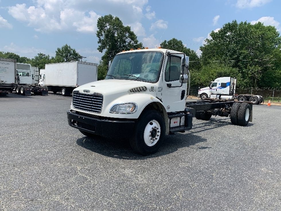Cab and Chassis Truck-Light and Medium Duty Trucks-Freightliner-2015-M2-Charlotte-NC-88,760\n\t\tmiles-$ 38,250 - Image 3