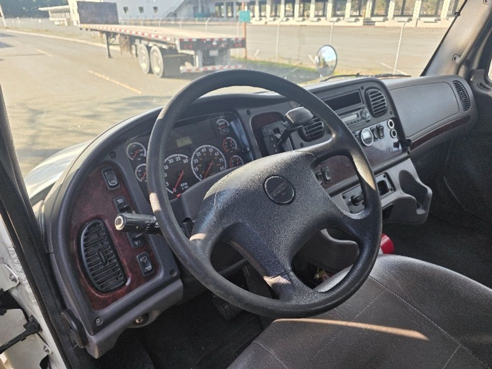 Cab and Chassis Truck-Light and Medium Duty Trucks-Freightliner-2015-M2-Tukwila-WA-279,800\n\t\tmiles-$ 27,500 - Image 17