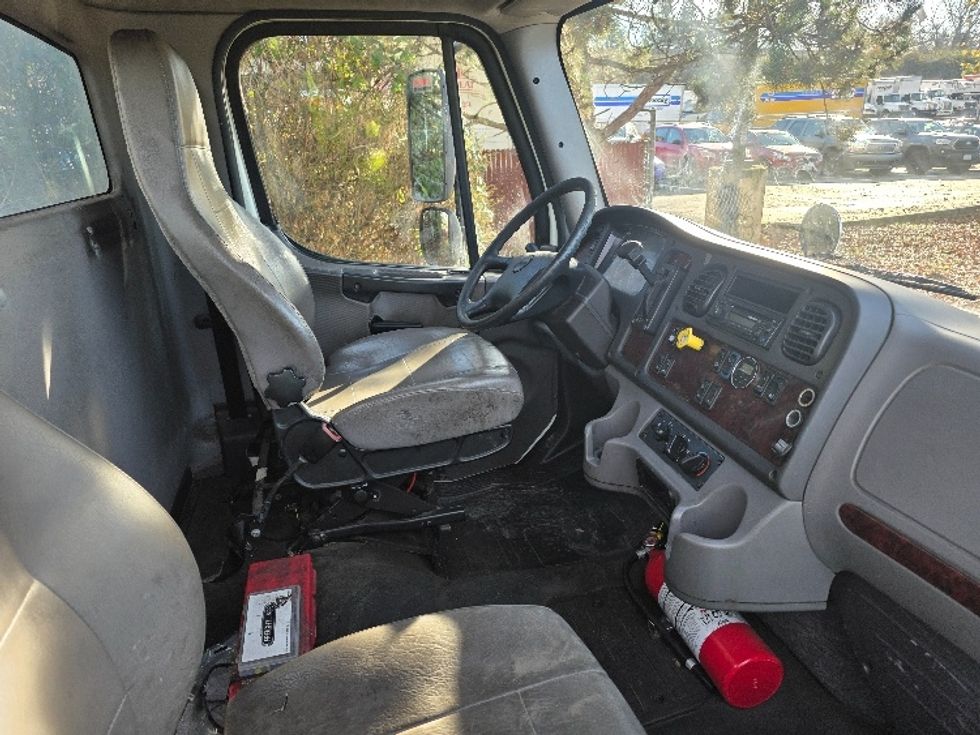 Cab and Chassis Truck-Light and Medium Duty Trucks-Freightliner-2015-M2-Tukwila-WA-279,800\n\t\tmiles-$ 27,500 - Image 22