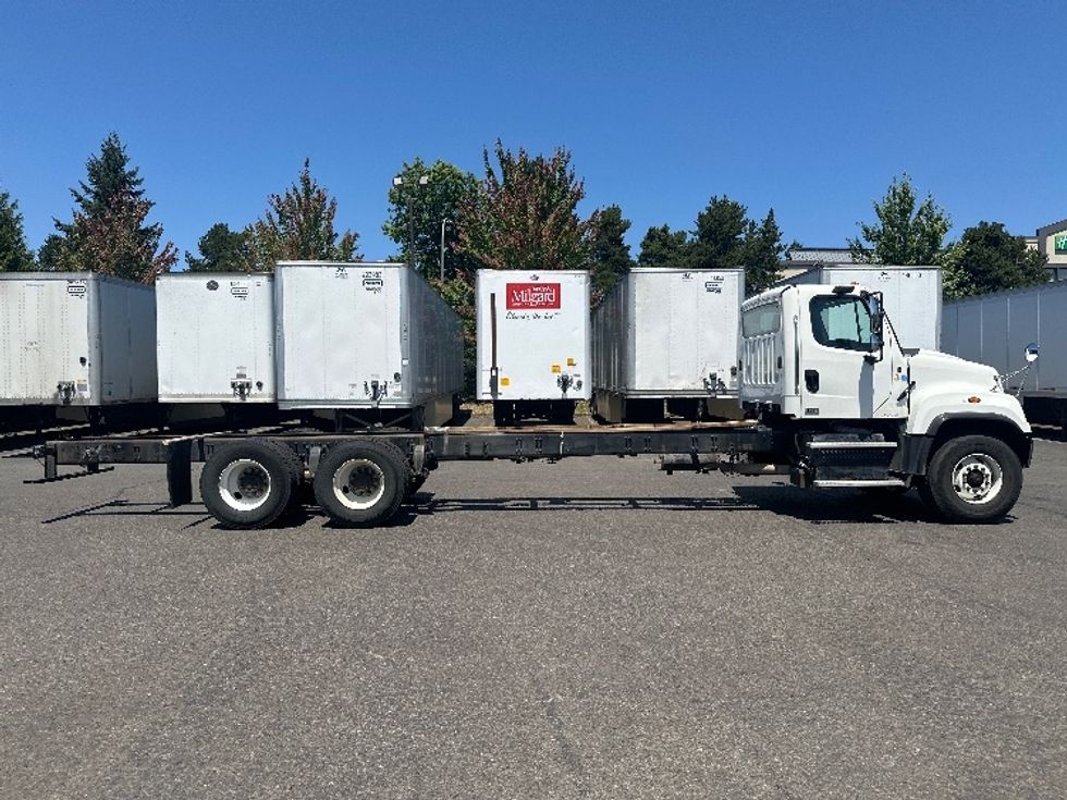 Cab and Chassis Truck-Light and Medium Duty Trucks-Freightliner-2017-114SD-Wilsonville-OR-410,164\n\t\tmiles-$ 64,250 - Image 10