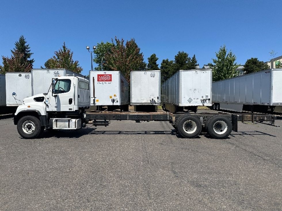 Cab and Chassis Truck-Light and Medium Duty Trucks-Freightliner-2017-114SD-Wilsonville-OR-410,164\n\t\tmiles-$ 64,250 - Image 4