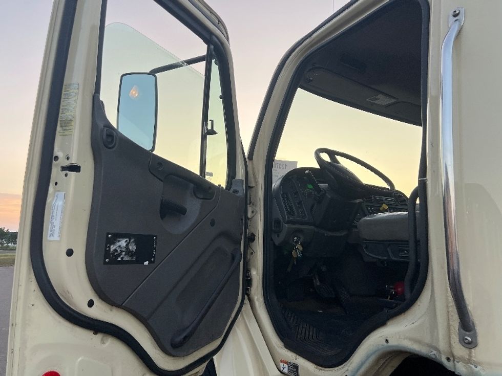 Cab and Chassis Truck-Light and Medium Duty Trucks-Freightliner-2017-M2-Bensalem-PA-340,161\n\t\tmiles-$ 29,750 - Image 16