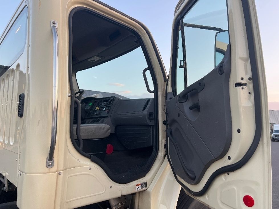 Cab and Chassis Truck-Light and Medium Duty Trucks-Freightliner-2017-M2-Bensalem-PA-340,161\n\t\tmiles-$ 29,750 - Image 20