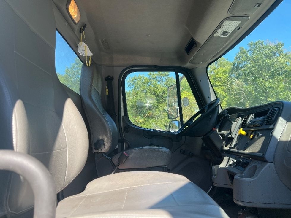 Cab and Chassis Truck-Light and Medium Duty Trucks-Freightliner-2017-M2-Dayton-NJ-215,299\n\t\tmiles-$ 34,000 - Image 19