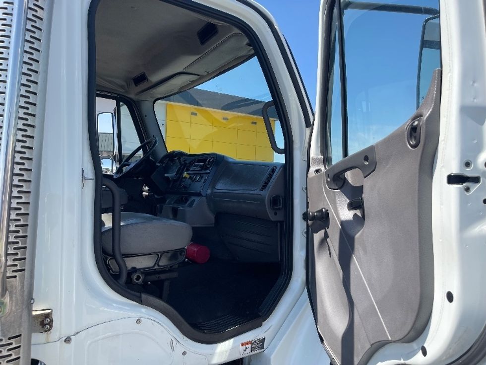 Cab and Chassis Truck-Light and Medium Duty Trucks-Freightliner-2017-M2-Kansas City-MO-180,280\n\t\tmiles-$ 33,250 - Image 17