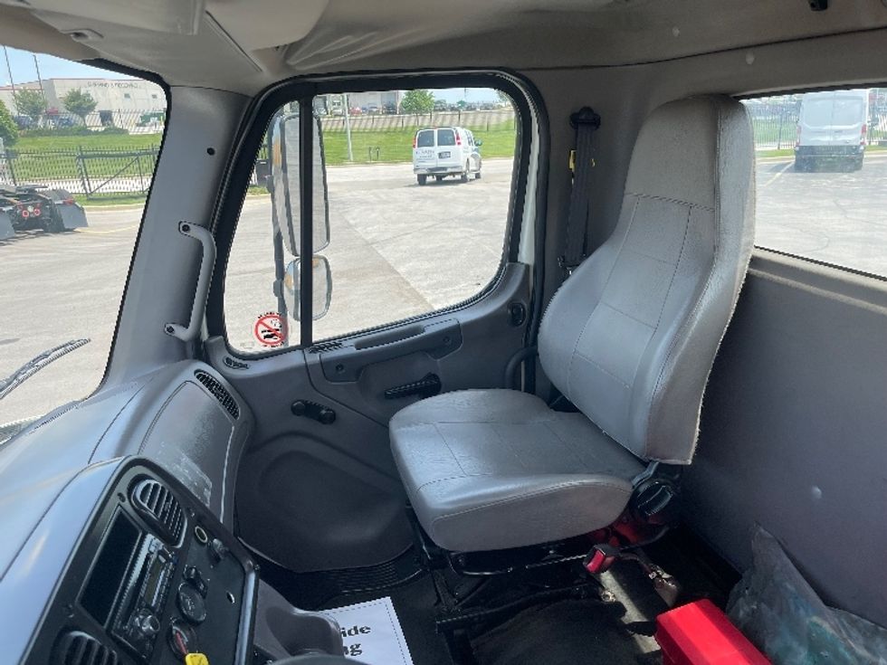Cab and Chassis Truck-Light and Medium Duty Trucks-Freightliner-2017-M2-Kansas City-MO-183,581\n\t\tmiles-$ 36,750 - Image 14