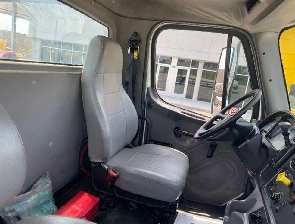 Cab and Chassis Truck-Light and Medium Duty Trucks-Freightliner-2017-M2-Kansas City-MO-183,581\n\t\tmiles-$ 36,750 - Image 17
