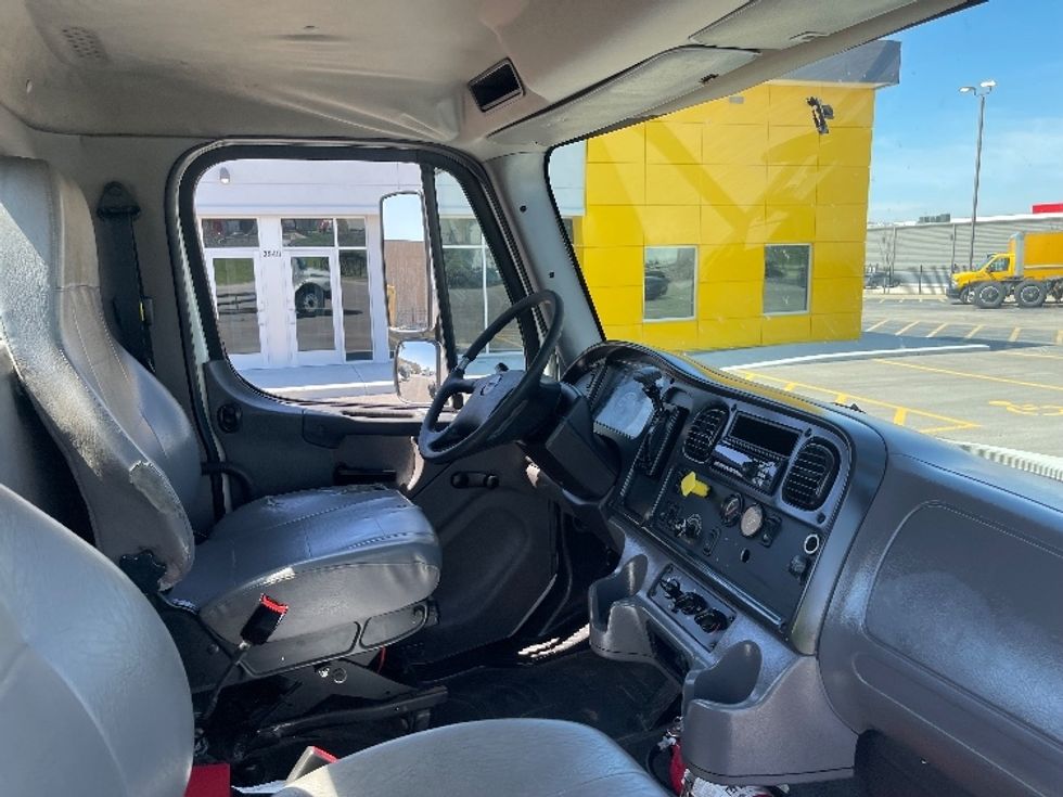 Cab and Chassis Truck-Light and Medium Duty Trucks-Freightliner-2017-M2-Kansas City-MO-187,906\n\t\tmiles-$ 32,500 - Image 17