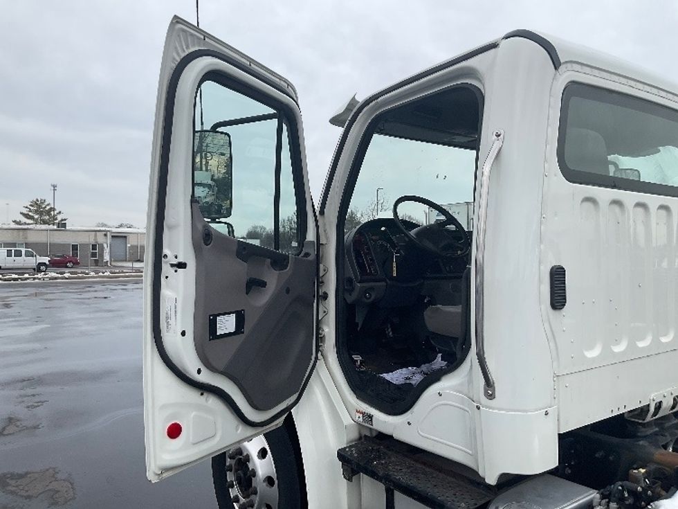 Cab and Chassis Truck-Light and Medium Duty Trucks-Freightliner-2017-M2-New Castle-DE-179,607\n\t\tmiles-$ 36,250 - Image 16