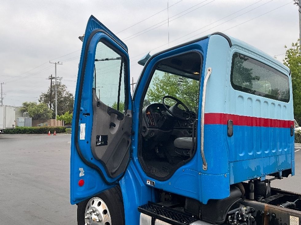 Cab and Chassis Truck-Light and Medium Duty Trucks-Freightliner-2017-M2-Sun Valley-CA-186,421\n\t\tmiles-$ 49,500 - Image 11