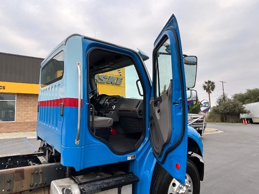 Cab and Chassis Truck-Light and Medium Duty Trucks-Freightliner-2017-M2-Sun Valley-CA-186,421\n\t\tmiles-$ 49,500 - Image 15