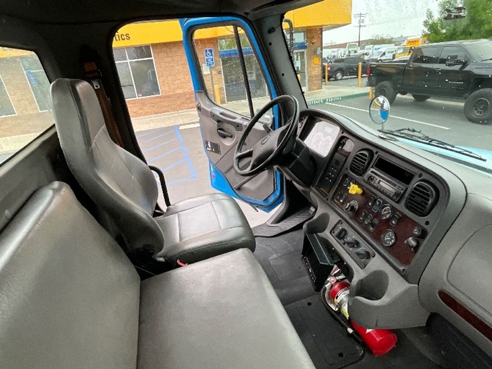 Cab and Chassis Truck-Light and Medium Duty Trucks-Freightliner-2017-M2-Sun Valley-CA-186,421\n\t\tmiles-$ 49,500 - Image 17