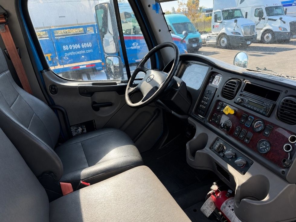 Cab and Chassis Truck-Light and Medium Duty Trucks-Freightliner-2017-M2-Ventura-CA-305,484\n\t\tmiles-$ 39,750 - Image 16