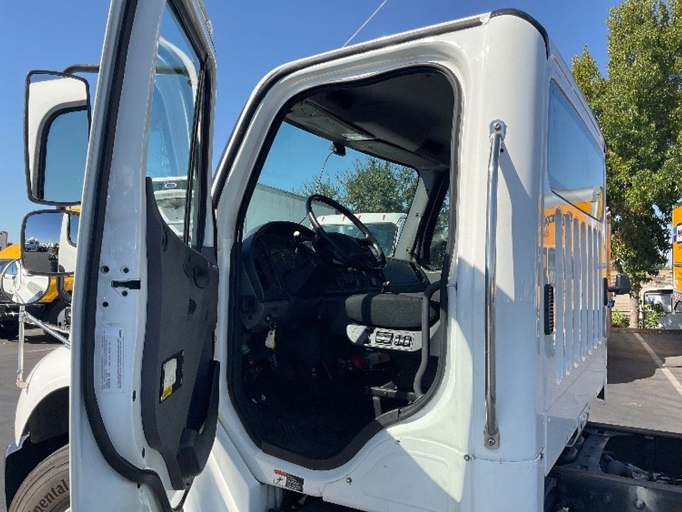 Cab and Chassis Truck-Light and Medium Duty Trucks-Freightliner-2017-M2-West Sacramento-CA-185,339\n\t\tmiles-$ 38,250 - Image 15