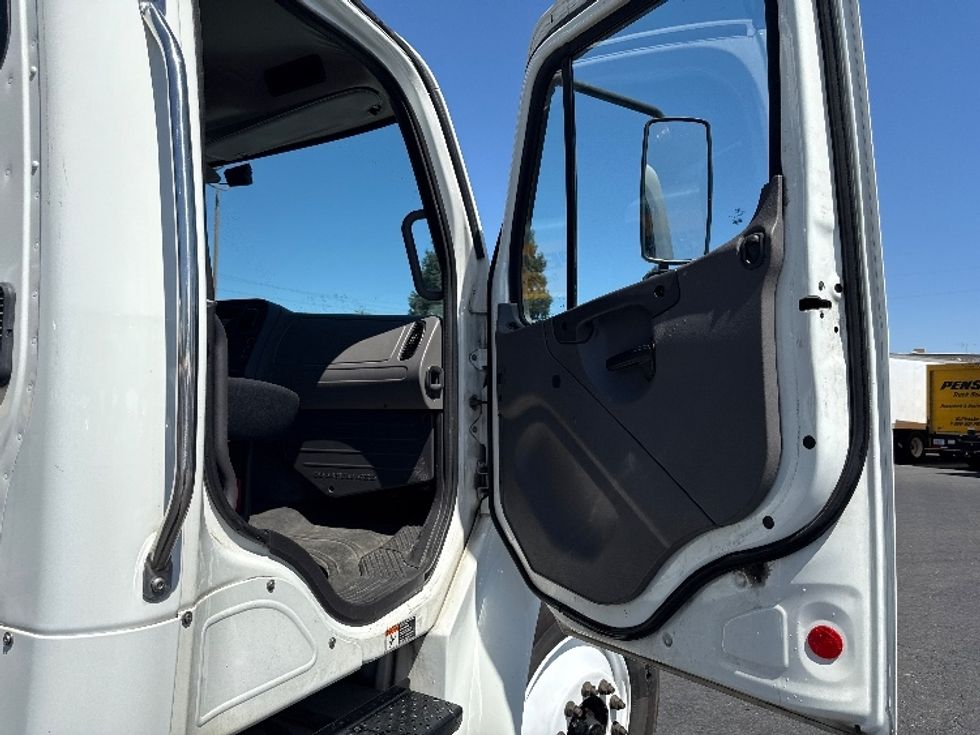Cab and Chassis Truck-Light and Medium Duty Trucks-Freightliner-2017-M2-West Sacramento-CA-334,585\n\t\tmiles-$ 19,000 - Image 13