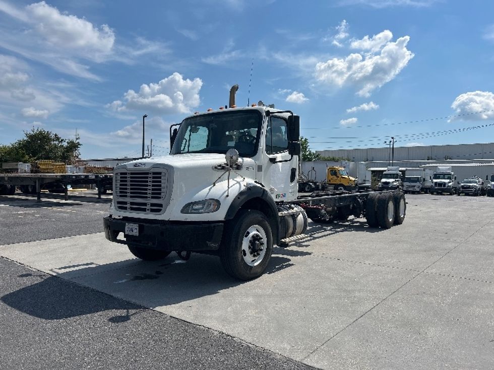 Cab and Chassis Truck-Light and Medium Duty Trucks-Freightliner-2017-M211264S-Hammond-LA-493,663\n\t\tmiles-$ 60,750 - Image 1