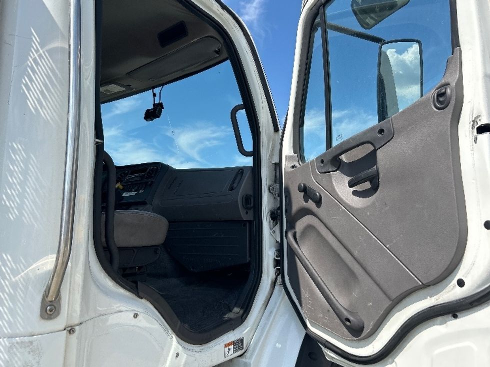 Cab and Chassis Truck-Light and Medium Duty Trucks-Freightliner-2017-M211264S-Hammond-LA-493,663\n\t\tmiles-$ 60,750 - Image 13