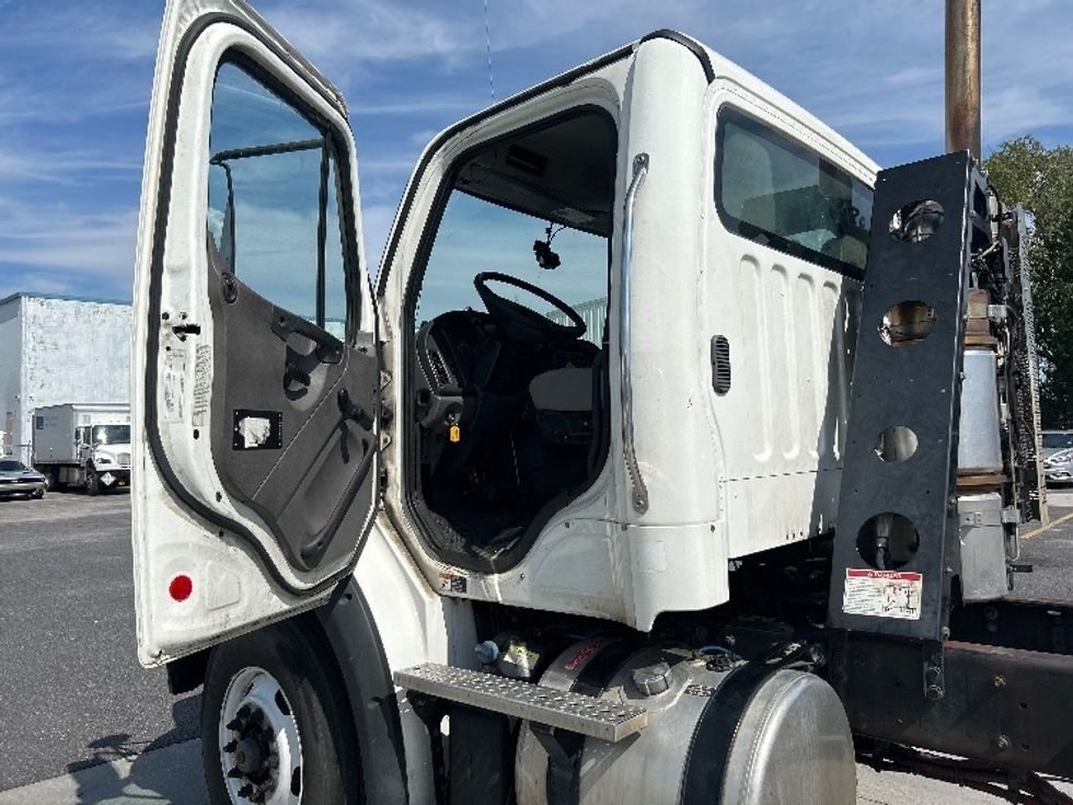Cab and Chassis Truck-Light and Medium Duty Trucks-Freightliner-2017-M211264S-Hammond-LA-493,663\n\t\tmiles-$ 60,750 - Image 9