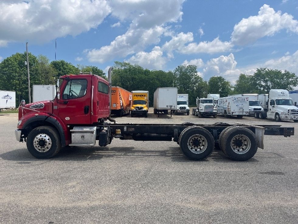 2017 Freightliner M211264S Cab and Chassis Truck