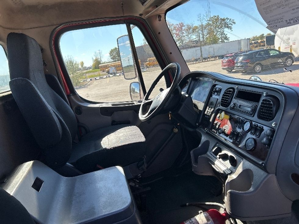 Cab and Chassis Truck-Light and Medium Duty Trucks-Freightliner-2017-M211264S-Saginaw-MI-607,844\n\t\tmiles-$ 54,250 - Image 16