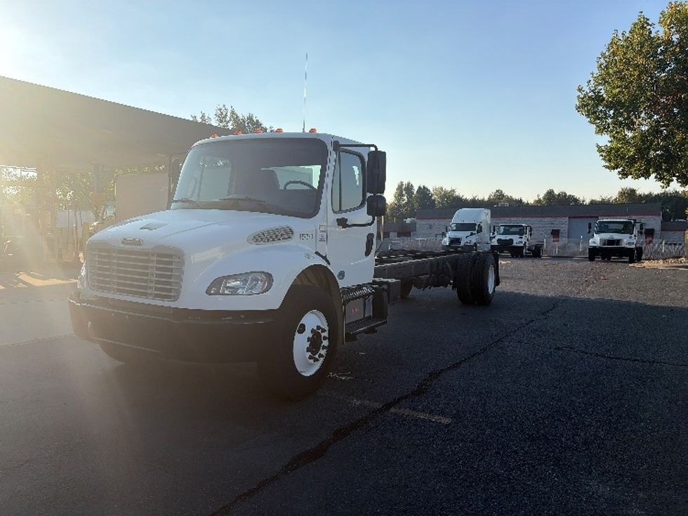 Cab and Chassis Truck-Light and Medium Duty Trucks-Freightliner-2018-M2-Concord-NC-21,035\n\t\tmiles-$ 47,500 - Image 3