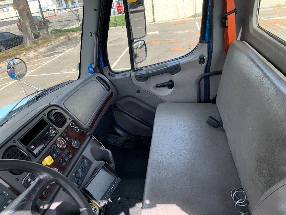 Cab and Chassis Truck-Light and Medium Duty Trucks-Freightliner-2018-M2-Fresno-CA-218,503\n\t\tmiles-$ 46,250 - Image 13