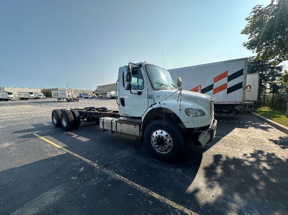 Cab and Chassis Truck-Light and Medium Duty Trucks-Freightliner-2018-M2-Mississauga-ON-430,701\n\t\tkm-$ 49,750 - Image 1