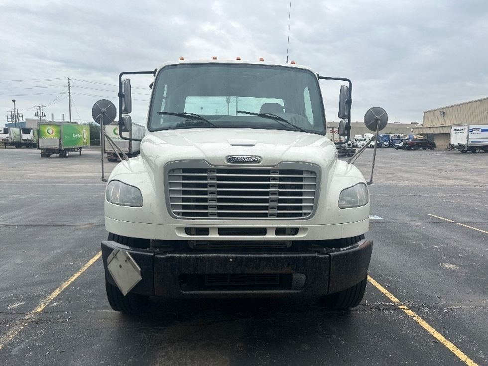 Cab and Chassis Truck-Light and Medium Duty Trucks-Freightliner-2018-M2-Mississauga-ON-430,701\n\t\tkm-$ 49,750 - Image 2