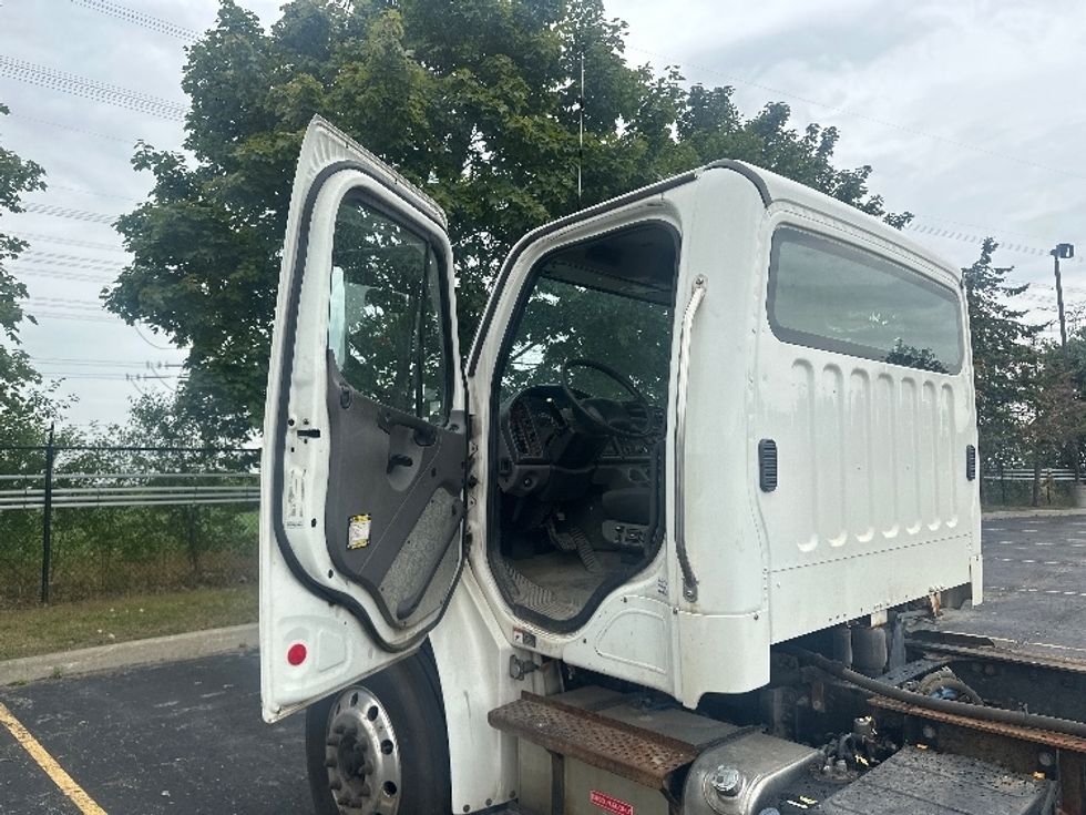 Cab and Chassis Truck-Light and Medium Duty Trucks-Freightliner-2018-M2-Mississauga-ON-430,701\n\t\tkm-$ 49,750 - Image 3