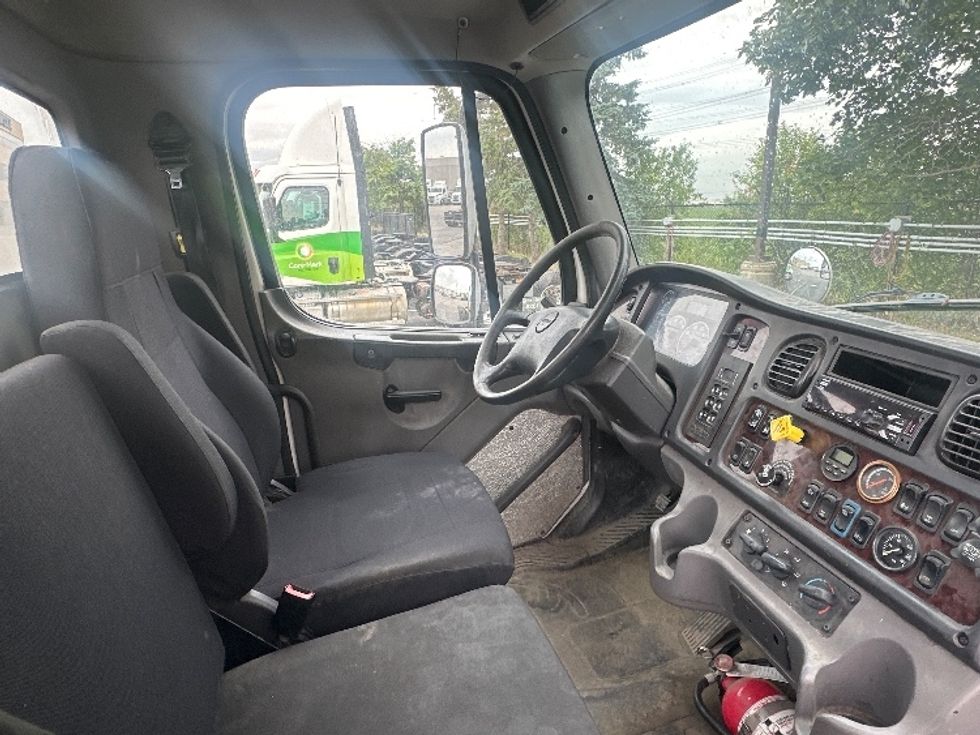 Cab and Chassis Truck-Light and Medium Duty Trucks-Freightliner-2018-M2-Mississauga-ON-430,701\n\t\tkm-$ 49,750 - Image 9