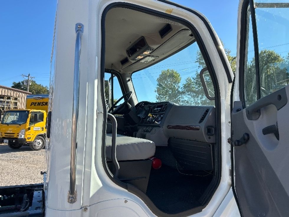 Cab and Chassis Truck-Light and Medium Duty Trucks-Freightliner-2018-M2-Poplar Bluff-MO-278,272\n\t\tmiles-$ 25,500 - Image 15