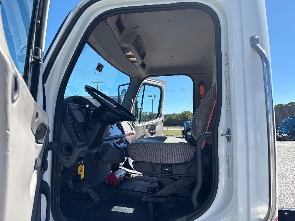 Cab and Chassis Truck-Light and Medium Duty Trucks-Freightliner-2018-M2-Prince George-VA-148,219\n\t\tmiles-$ 40,000 - Image 13