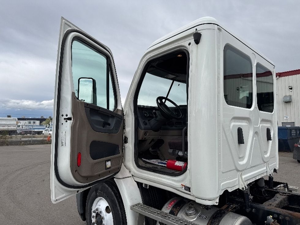 Cab and Chassis Truck-Light and Medium Duty Trucks-Freightliner-2018-X11342S-Calgary-AB-642,862\n\t\tkm-$ 72,000 - Image 14