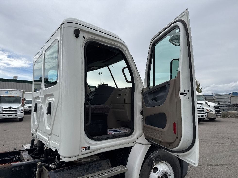 Cab and Chassis Truck-Light and Medium Duty Trucks-Freightliner-2018-X11342S-Calgary-AB-642,862\n\t\tkm-$ 72,000 - Image 16
